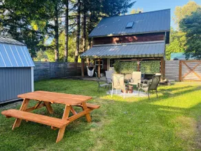 Hadley's Hideaway -Cottage w/ hot tub, fenced yard close  to hikes & Stevens Pass ski hill - Image 3