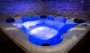 Family home and spa with pool and hot tub - Image 3