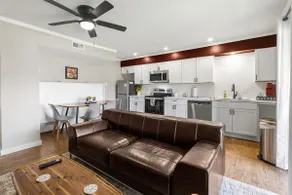 The Zone: Blocks from Texas A&M, Comfy King Bed - Image 4