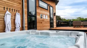 Maple Lodge | sleeps 6 - Hot Tub, Dog Friendly - 5* Visit England - Image 2