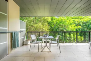 Tranquil treetop retreat with large balcony - Image 5