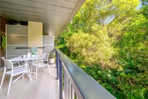 Tranquil treetop retreat with large balcony - Image 4