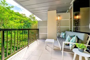 Tranquil treetop retreat with large balcony - Image 3