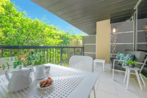 Tranquil treetop retreat with large balcony - Image 2