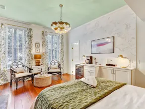 Gorgeous Designer Apartment, Heated Pool Access - Image 4