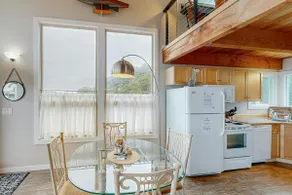 Dog-Friendly Beach House w/ Spectacular Ocean View - Image 5
