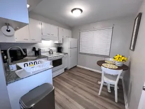 1br 1st floor: The Sage Sancuary! Prime Location - Image 4