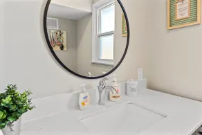 10 min walk to DT, stylish, free parking | IOB2 - Image 4
