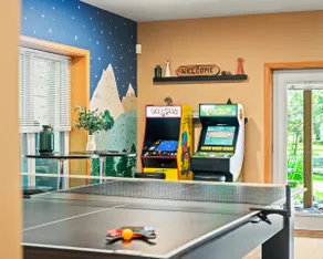 Mews Mountain House by Avantstay Walk to Beach, Hot Tub, Game Room - Image 5