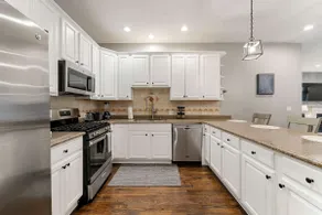 South Loop 3BD 2BA Condo with Balcony and Parking - Image 4