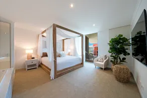 Luxe Two Level Top Floor Spa Penthouse in Airlie Beach - Four Bedroom - Three Bathroom - Waterfront Location 2+ nights - Image 2