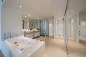 Luxe Two Level Top Floor Spa Penthouse in Airlie Beach - Four Bedroom - Three Bathroom - Waterfront Location 2+ nights - Image 3