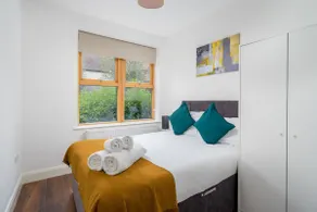 Stylish Central Watford 2 Bedroom and Sofa Bed Apartment with Free Parking - Image 3
