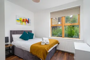 Stylish Central Watford 2 Bedroom and Sofa Bed Apartment with Free Parking - Image 2