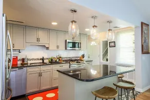 Ultra Lux Villa, Chic design, Hot Tub All Year Round, Minutes Walk From Downtown - Image 4