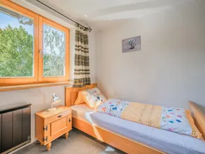 Sunny holiday home with open views - Image 4