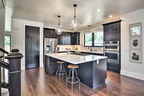 Chic Abode, Beautiful & Spacious, Walk to Old Town - Image 4