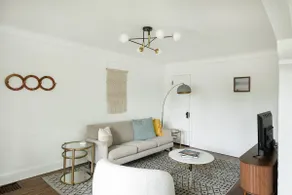Quiet and Modern Designed Cottage in St Paul - Image 2