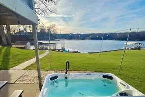 Lakefront 5BR · Dock, Kayaks, Hot Tub & Beach - Image 4