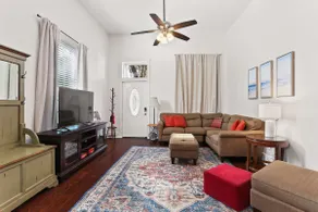 2BD In Heart of Mid CIty | 2 Blocks off Street Car - Image 2