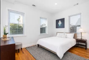 Roomy Getaway Located in Vibrant Lincoln Park - Image 4