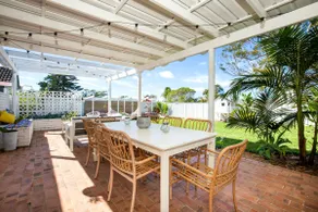 Whitewash I Pet Friendly I 5 Mins Walk to Beach - Image 2