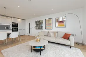 Gorgeous 2 Bed Apartment with Stunning Sea Views with Free Parking and Fast Internet - Image 2