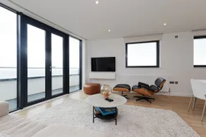 Gorgeous 2 Bed Apartment with Stunning Sea Views with Free Parking and Fast Internet - Image 5