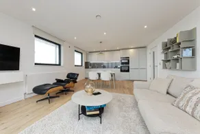 Gorgeous 2 Bed Apartment with Stunning Sea Views with Free Parking and Fast Internet - Image 3