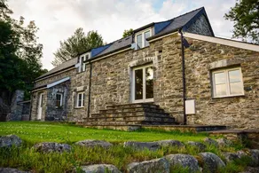 Stunning Barn Conversion with HOT TUB and ALPACAS - Ty Cerrig Barn - Image 2