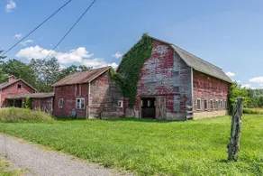 Farmhouse with fireplace and mountain views - Image 2