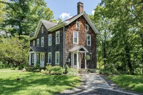 Farmhouse with fireplace and mountain views - Image 2