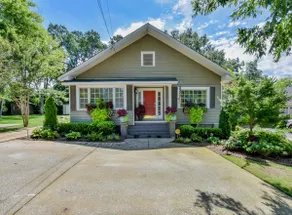 Bungalow on Main - Book for Football Season! - Image 3