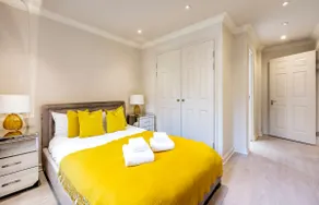 Stunning 3-bedroom in the heart of London with parking - Image 3