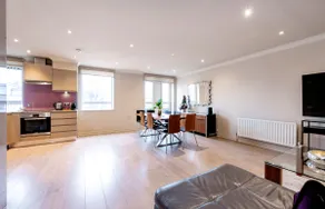 Stunning 3-bedroom in the heart of London with parking - Image 2