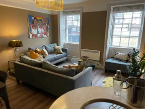 Impeccable 4-Bed Apartment in Bath - Image 4