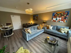 Impeccable 4-Bed Apartment in Bath - Image 2