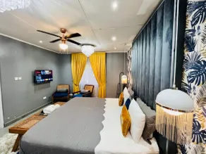 Luxury Escape w/ Infinity Pool & Hot Tub Bar - Image 3