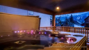 Revy Guest House - Downtown + Hot Tub - Image 2