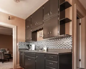 The Ashford 1BR apartment in historic downtown - Image 5