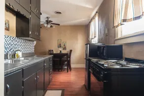 The Ashford 1BR apartment in historic downtown - Image 4
