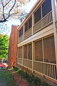 Roscoe Retreat in Heart of Historic Roscoe Village - Image 2