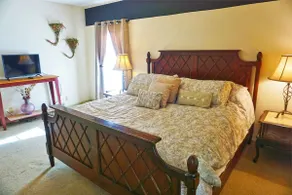 Roscoe Retreat in Heart of Historic Roscoe Village - Image 3
