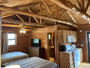 Charming Cabin on the San Marcos River with large back screened-in deck! - L2 - Image 4