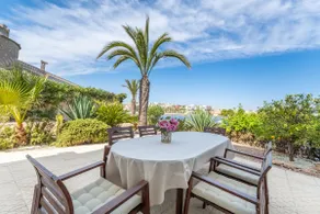 Modern villa with great location - Image 2
