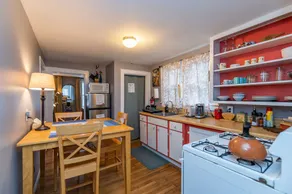 Perfectly Located Private 2 Bdrm Apartment - Image 3