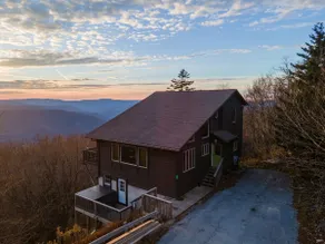 9BR/6BA Chalet at Snowshoe w/ hot tub Game Room Mountain-top Views On-Call Van - Image 2