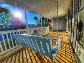 Newly remodeled! Family friendly. Near lake & park - Image 3