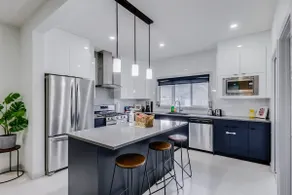 Graydon - Bright, Modern Home w/ King Sized Bed - Image 3
