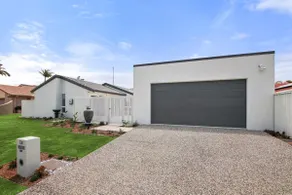 Lake House On Magellan 58 Ramsay Crescent - Image 2